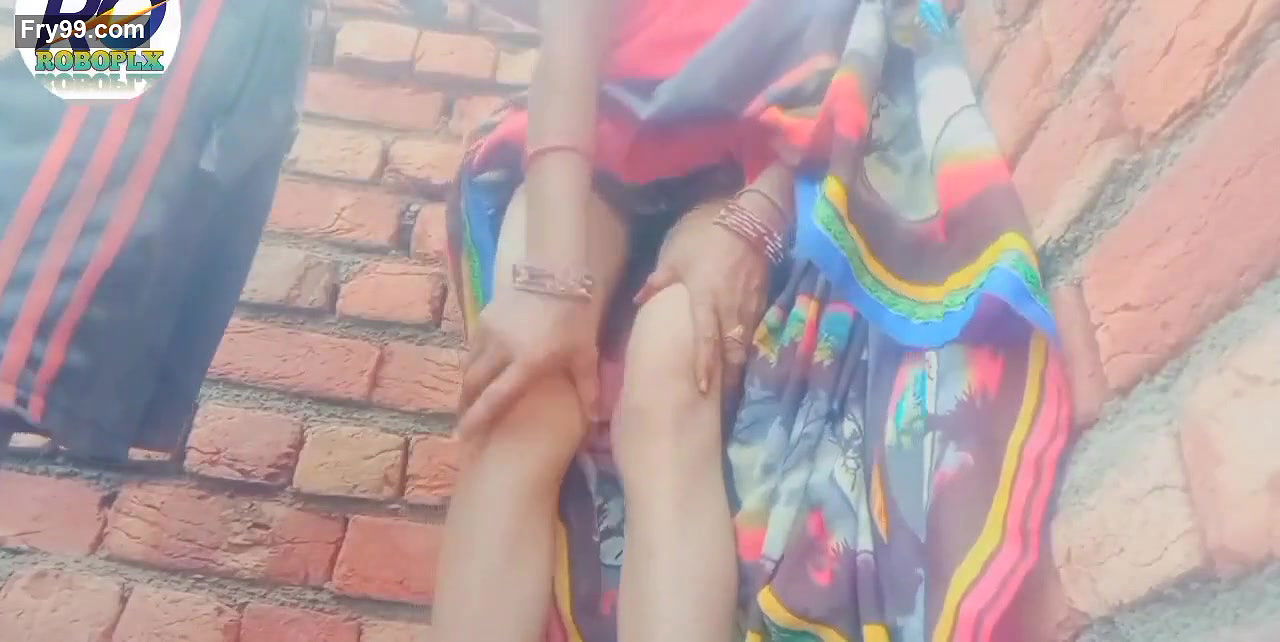 x Desi village New bhabhi saree show finger kane pa EK ladka ne dekha (2). ROBOPL .