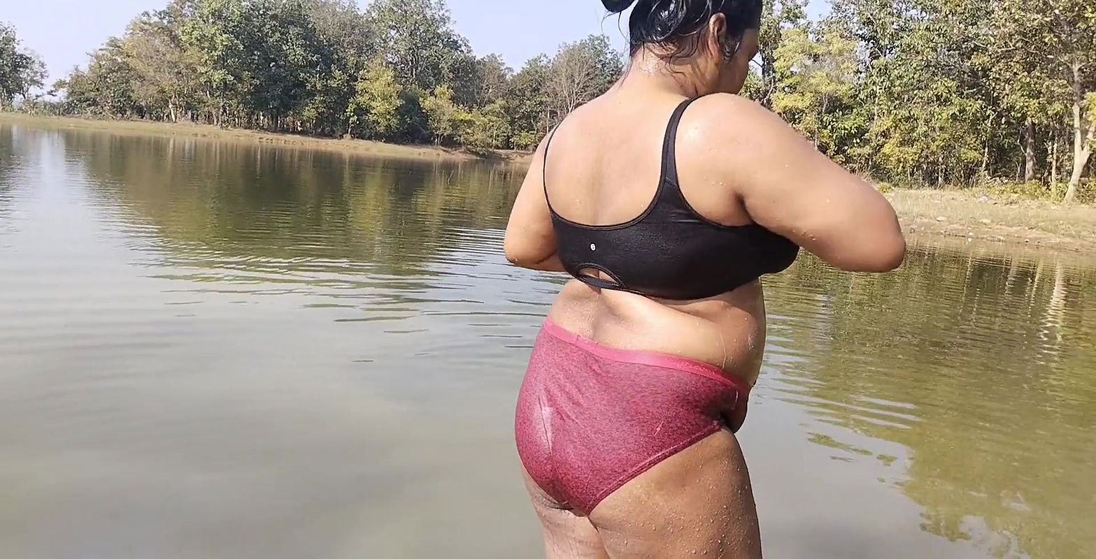 HotGirl21 Sexy Desi sister-in-law of the village bathed in the forest river.