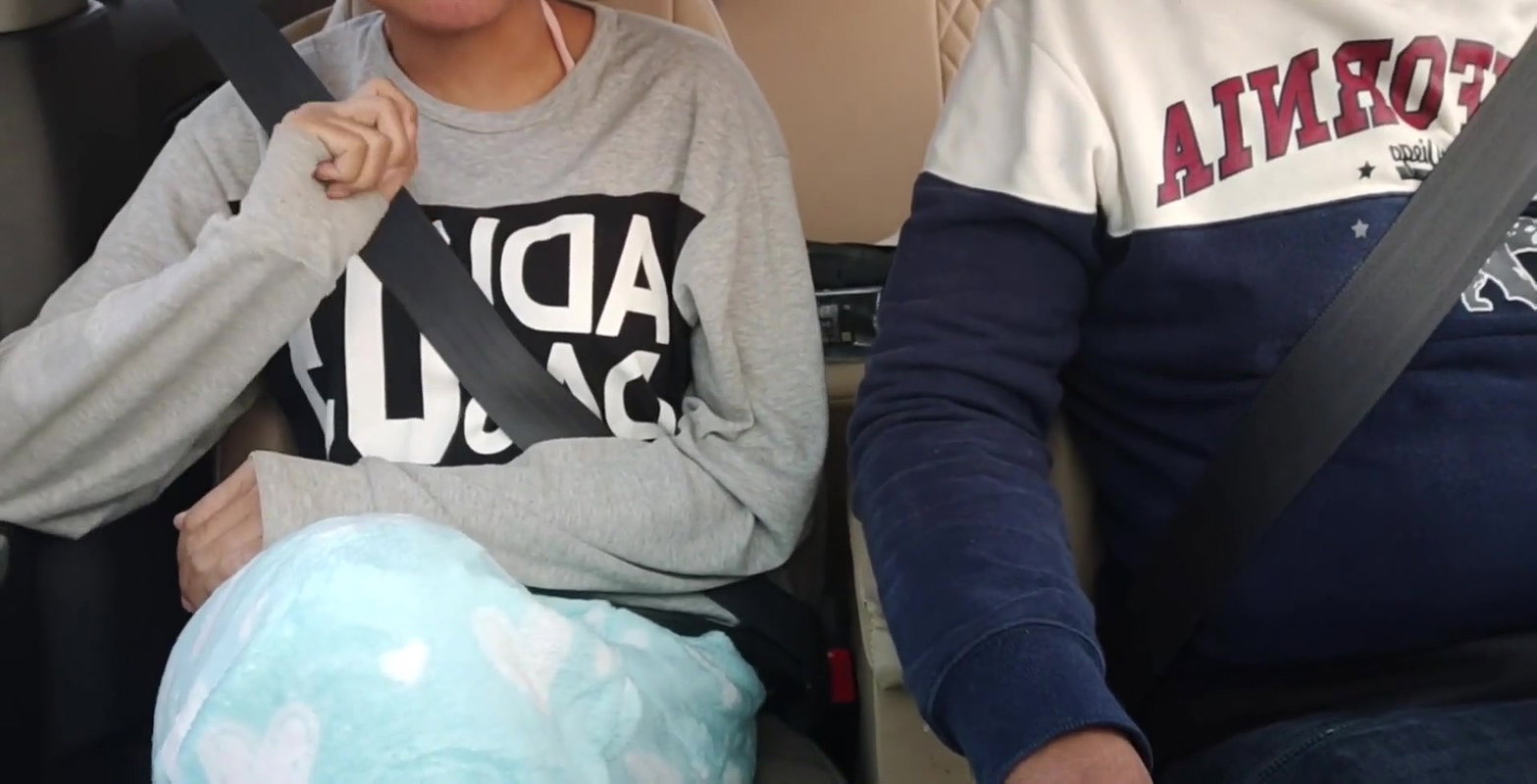 Indian Chalti car may Gf Ki utarwaye kapde Ningi krke khub Gabardast chudai Ki in hindi Audio Hornycouple149. .