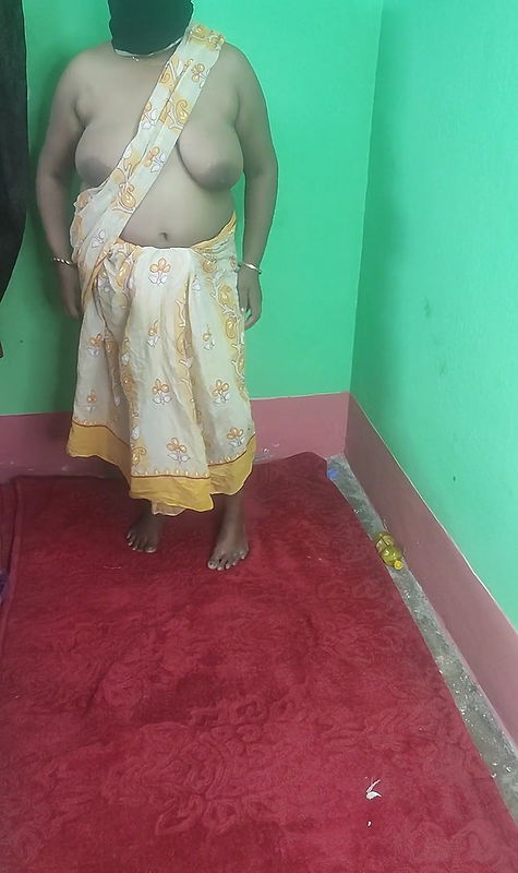 Indian sexy bhabi Sruti walking on floor in shree and showing pussy.