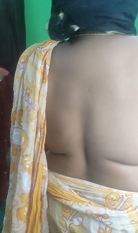 Indian sexy bhabi Sruti walking on floor in shree and showing pussy.