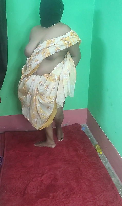 Indian sexy bhabi Sruti walking on floor in shree and showing pussy.