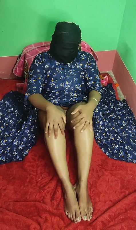 Indian sexy mom Sruti twerking her big ass and showing pussy in cowgirl style.