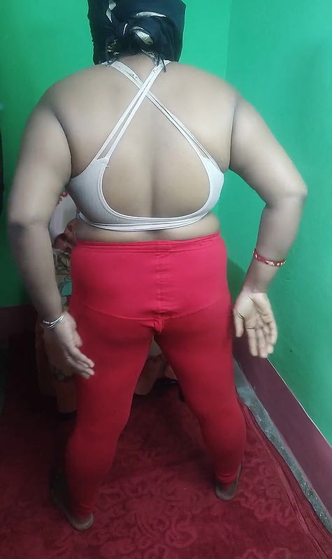 Indian Sruti bhabi strips in red leggings and bra.