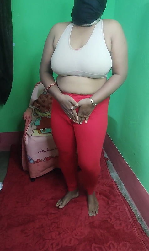 Indian Sruti bhabi strips in red leggings and bra.