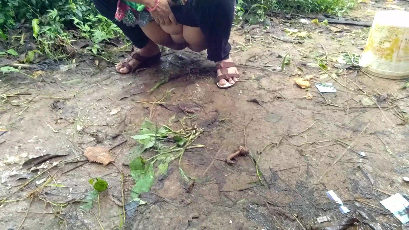 Khet me Kaam karne Wali lady Ko Famhouse Me Bane Ghar mE Choda.