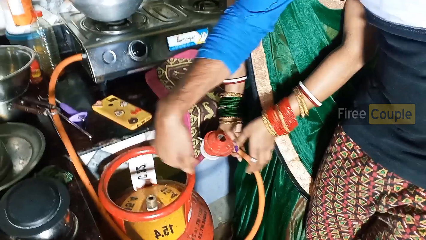Kitchen me gas cylinder de ne k bahane bhabi k sath sexs.