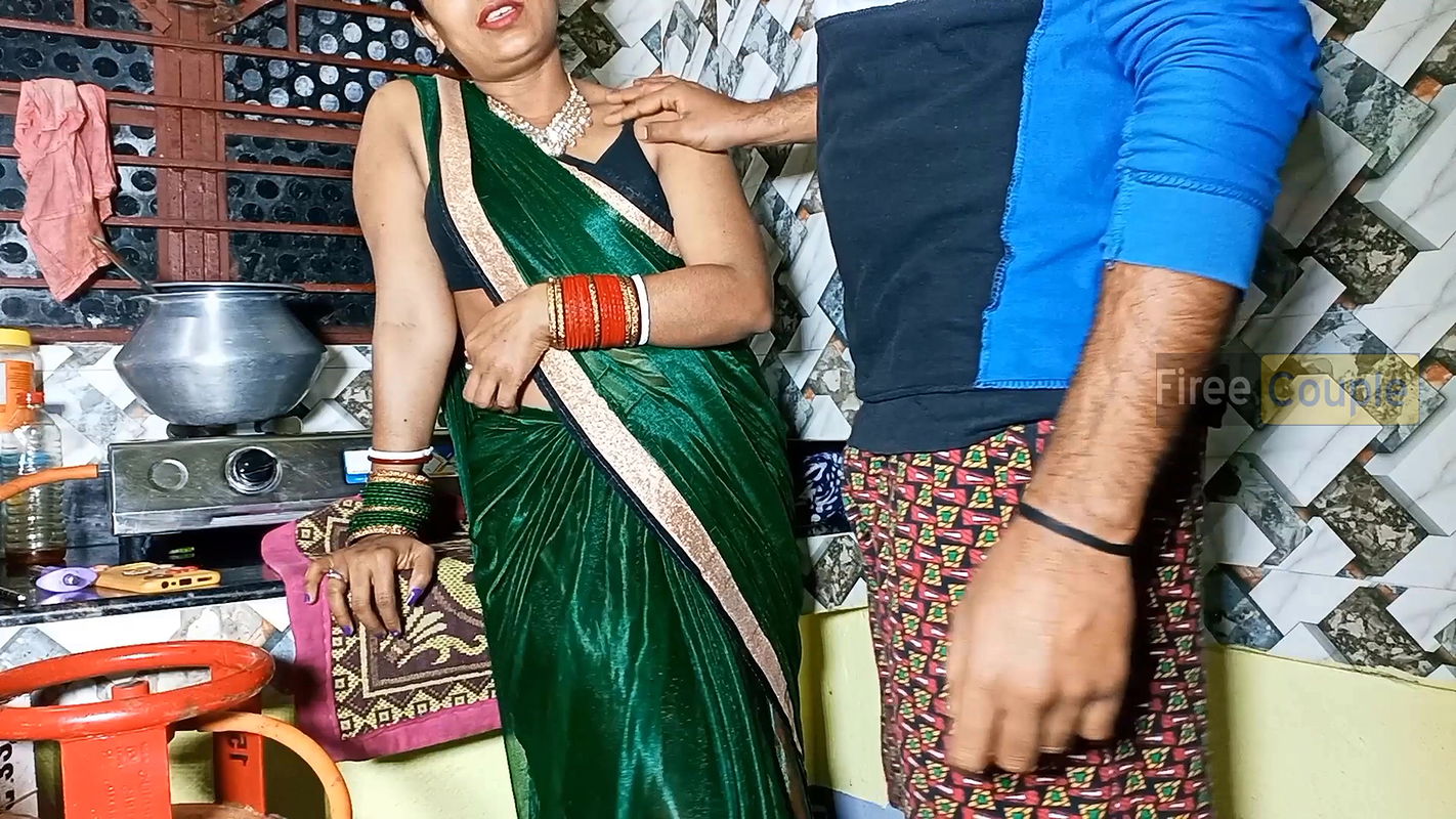 Kitchen me gas cylinder de ne k bahane bhabi k sath sexs.