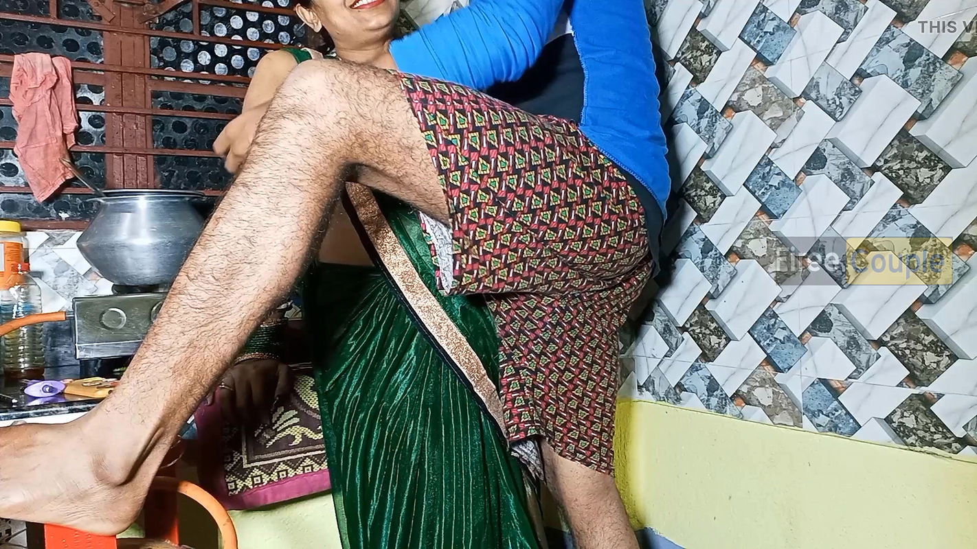 Kitchen me gas cylinder de ne k bahane bhabi k sath sexs.