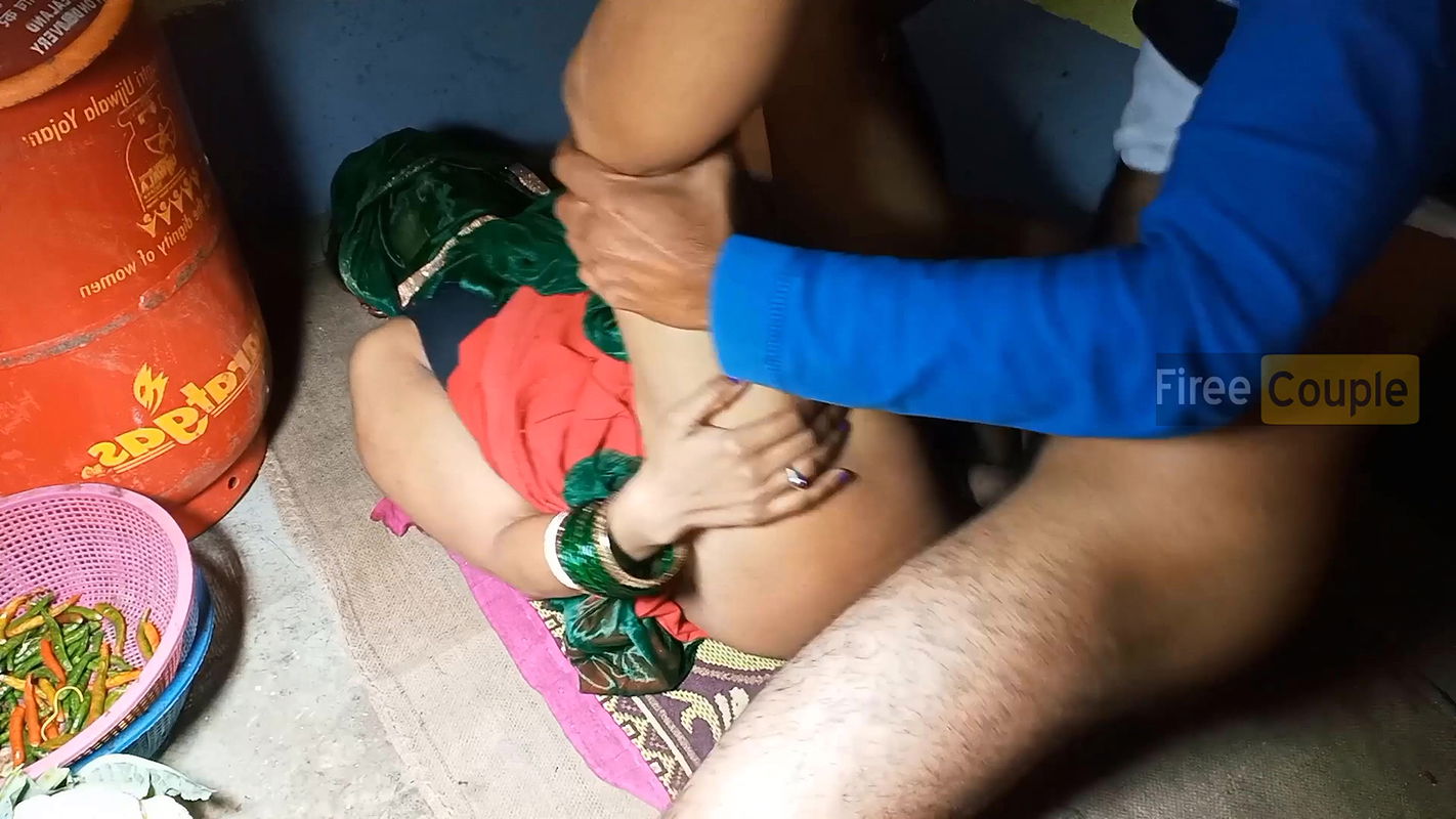 Kitchen me gas cylinder de ne k bahane bhabi k sath sexs.