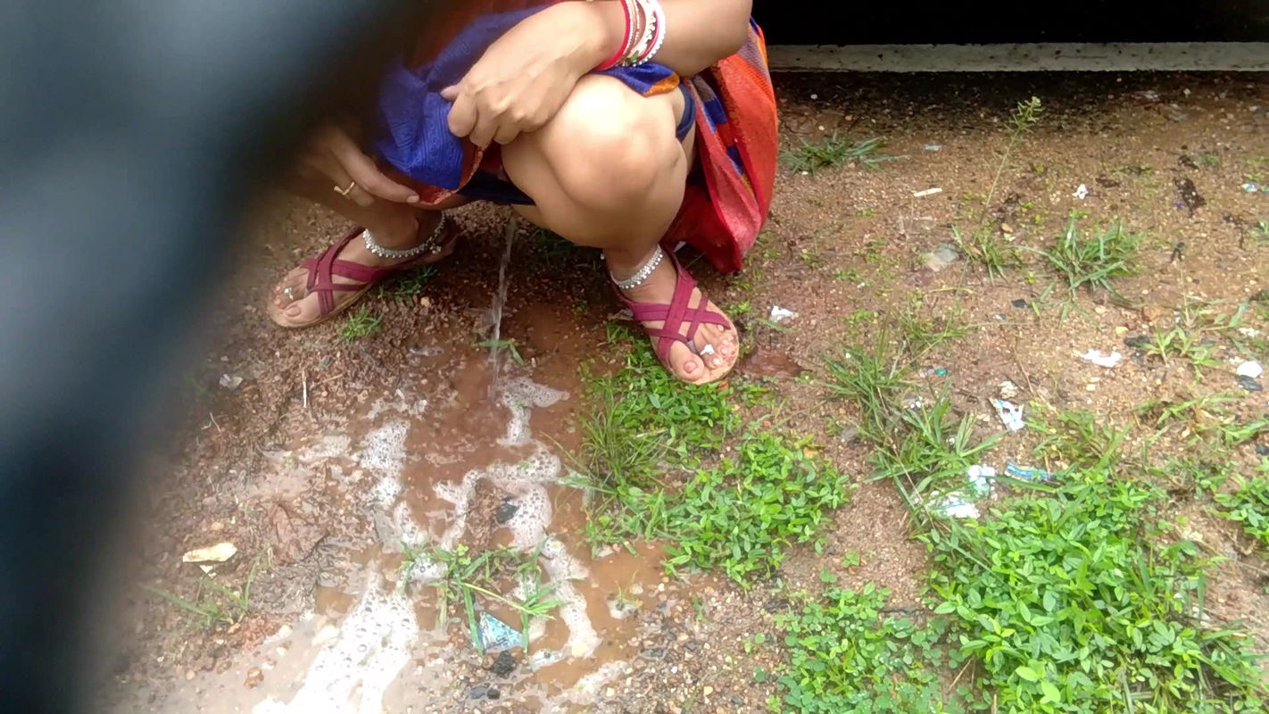 Lady Ko Car Ke Door Khol K Ghodi bana kar Choda or Moot Nikala.