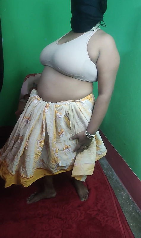 Land ki pyasi bhabi Sruti dance in sharee and bra.