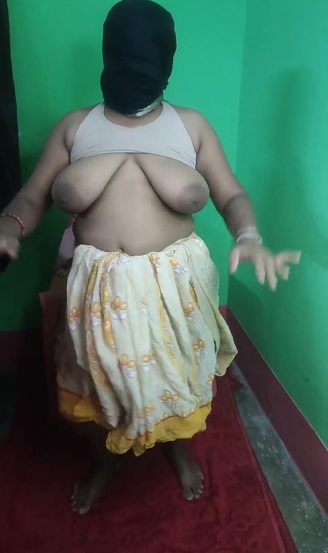 Land ki pyasi bhabi Sruti dance in sharee and bra.