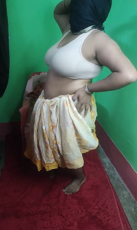 Land ki pyasi bhabi Sruti dance in sharee and bra.