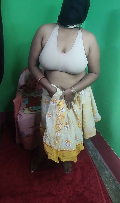 Land ki pyasi bhabi Sruti dance in sharee and bra.