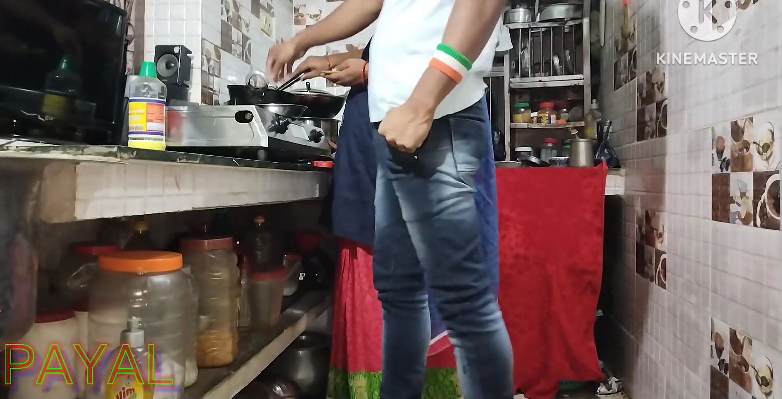 Moti aunty ghar ko bula kar chudai kiya kitchen me.