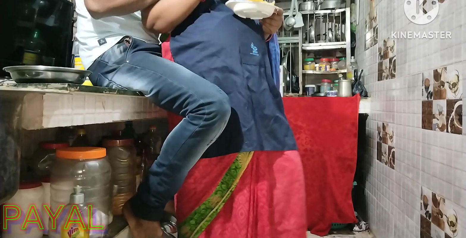 Moti aunty ghar ko bula kar chudai kiya kitchen me.