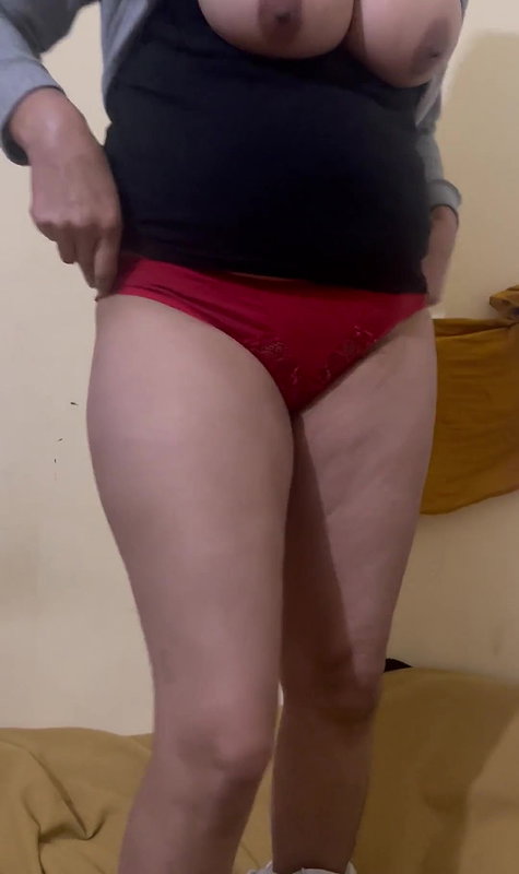 My girlfriend removed her clothes and show her body and play with dido.