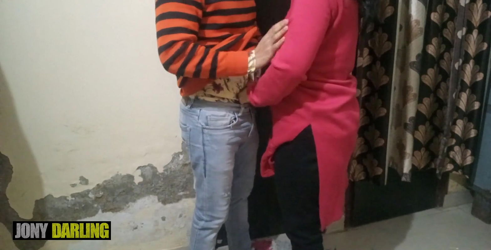 Padoshan Bhabi ki Gaand Maar li, Andhere me ghar ghus gaya aur padoshan ke khoob maje liye.