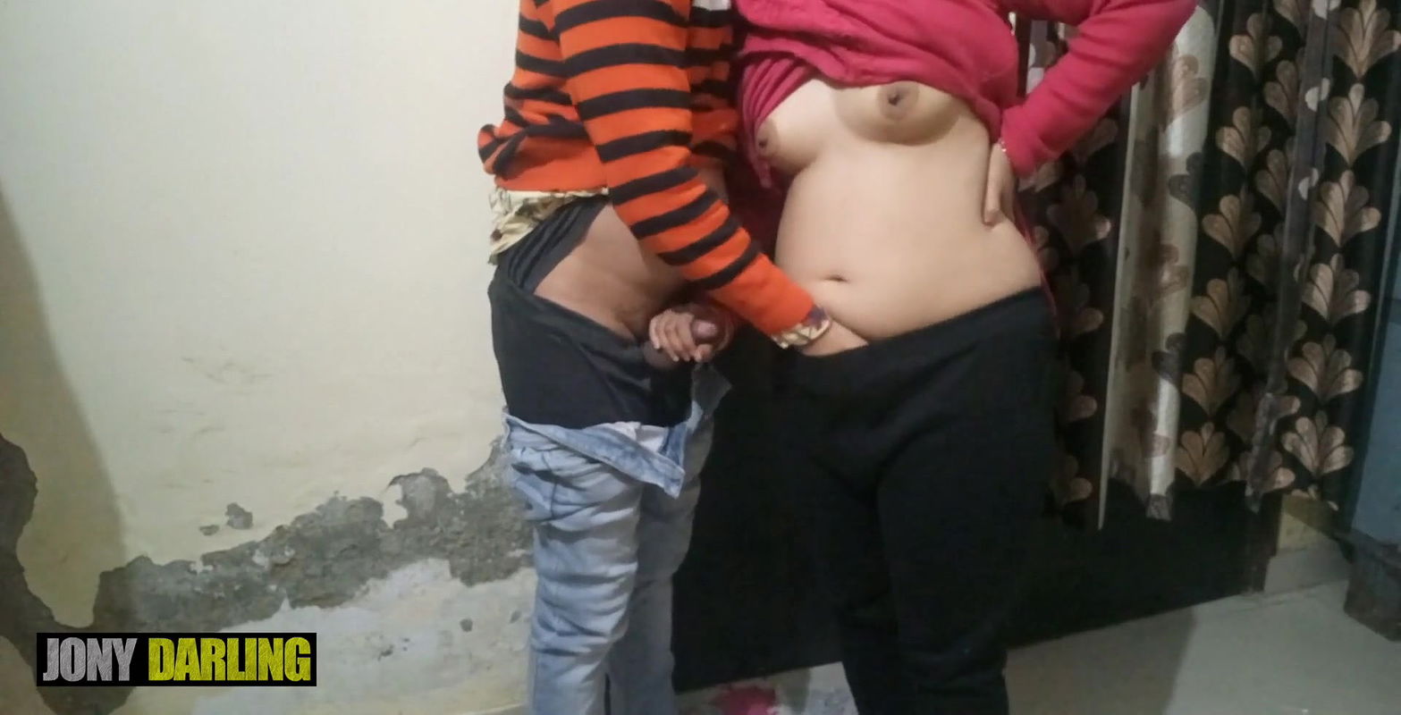 Padoshan Bhabi ki Gaand Maar li, Andhere me ghar ghus gaya aur padoshan ke khoob maje liye.