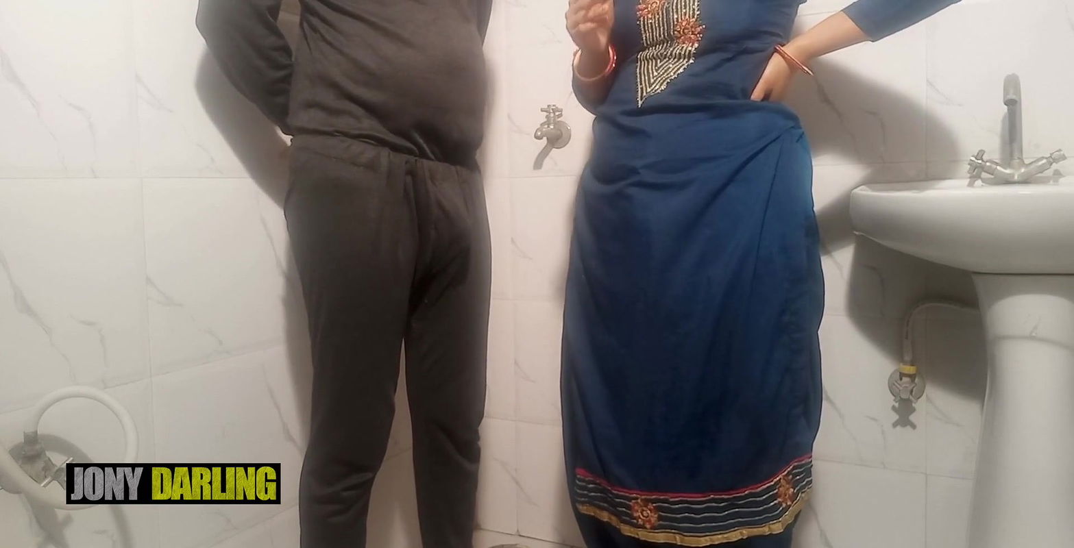 Punjabi bhabhi ne bihari ke saath bathroom me beedi pi aur jam ke chudai karwayi..Clear hindi and punjabi audio.