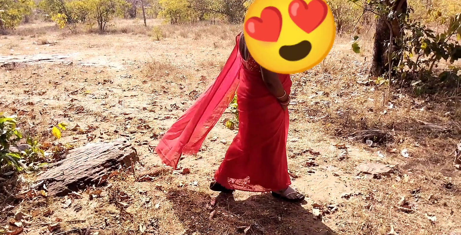 Sexy Desi Hotgirl21 Riyaji quenches her sex thirst by meeting hotdesixx’s new boyfriend in the forest.