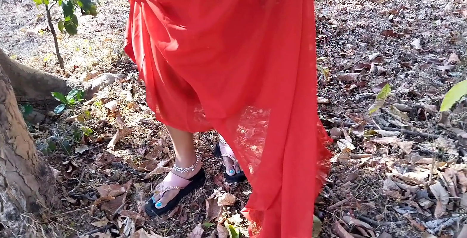 Sexy Desi Hotgirl21 Riyaji quenches her sex thirst by meeting hotdesixx’s new boyfriend in the forest.