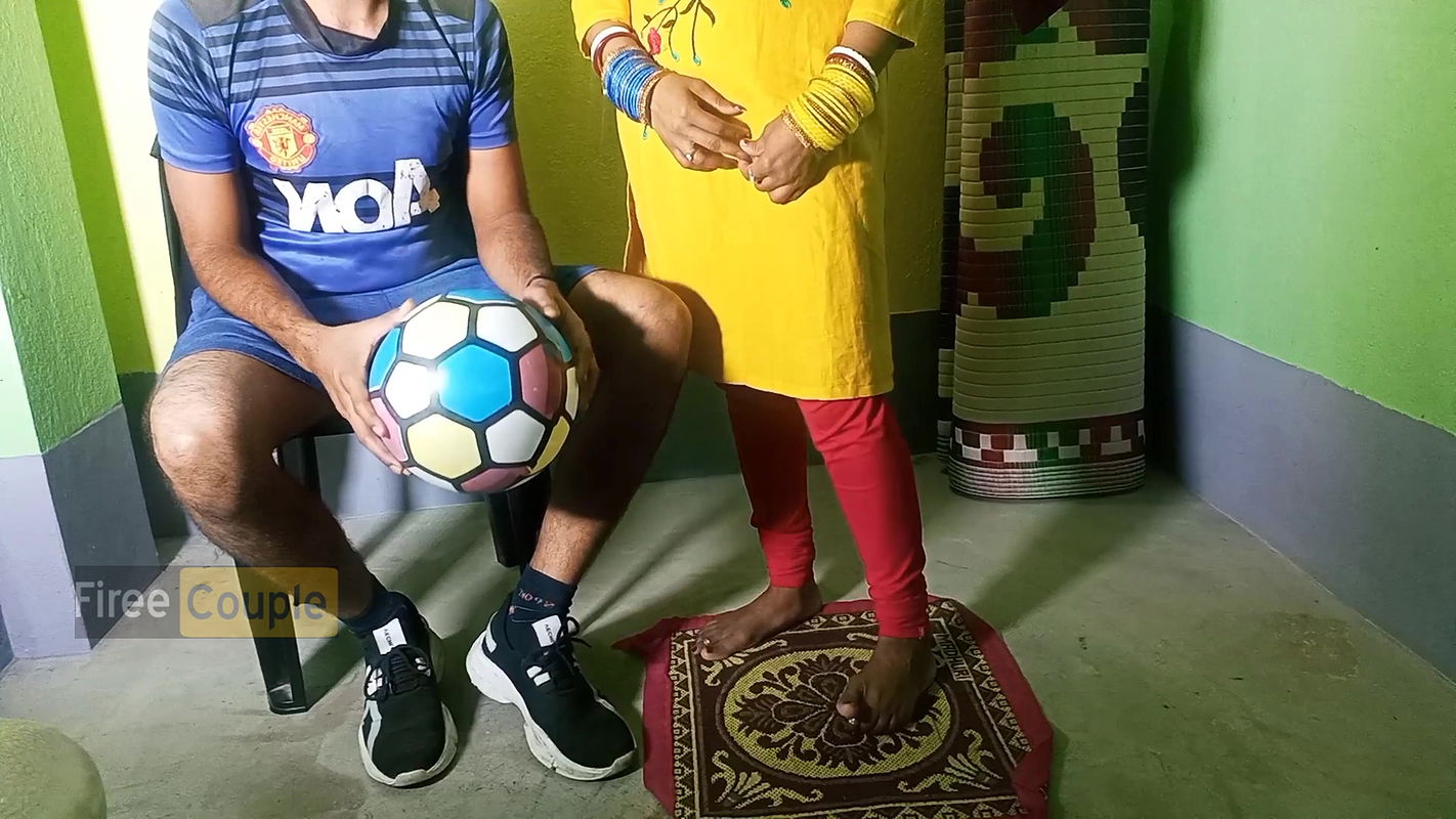 Soccer coach k bengali wife ki sath foot-baller Ka floor pe chudai.