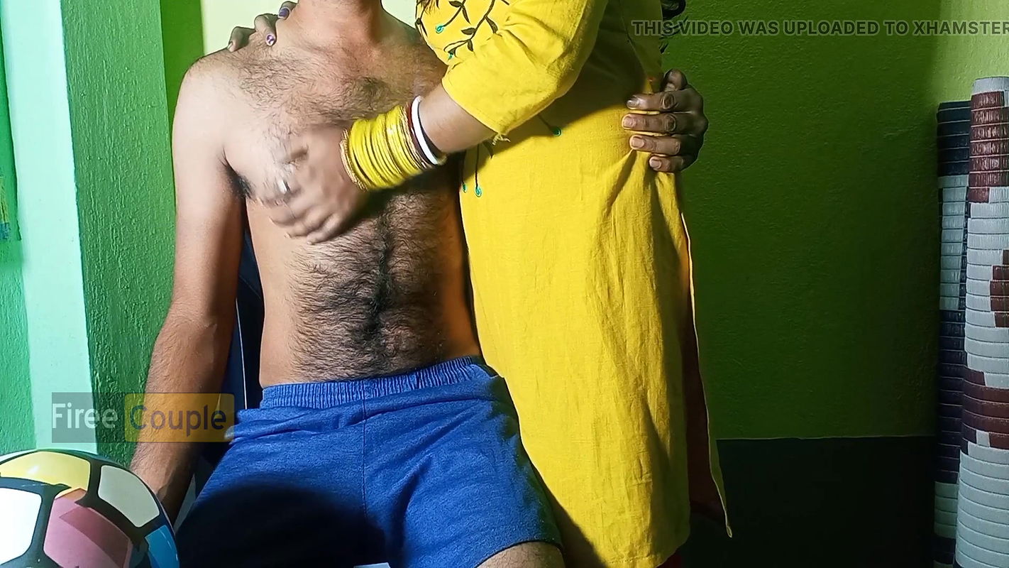 Soccer coach k bengali wife ki sath foot-baller Ka floor pe chudai.