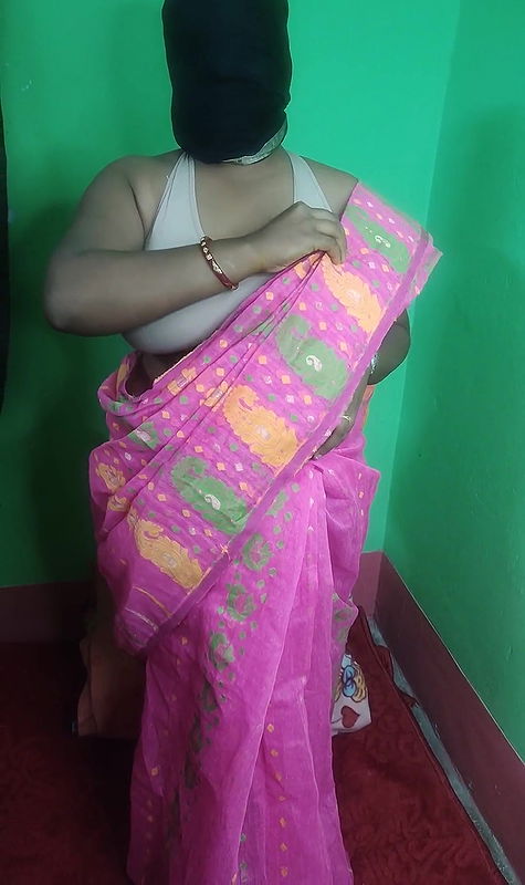 Sruti bhabi chut ka pani nikal rhi hei.