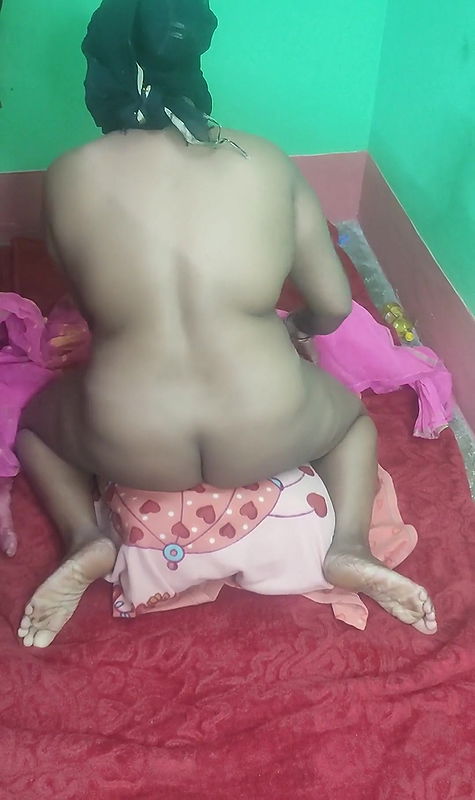 Sruti bhabi fucking with pillow in cowgirl style.