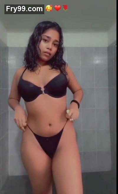 Sri Lankan Girl Stripping & Recording Her Naked Bath
