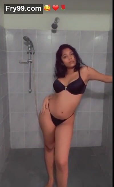 Sri Lankan Girl Stripping & Recording Her Naked Bath