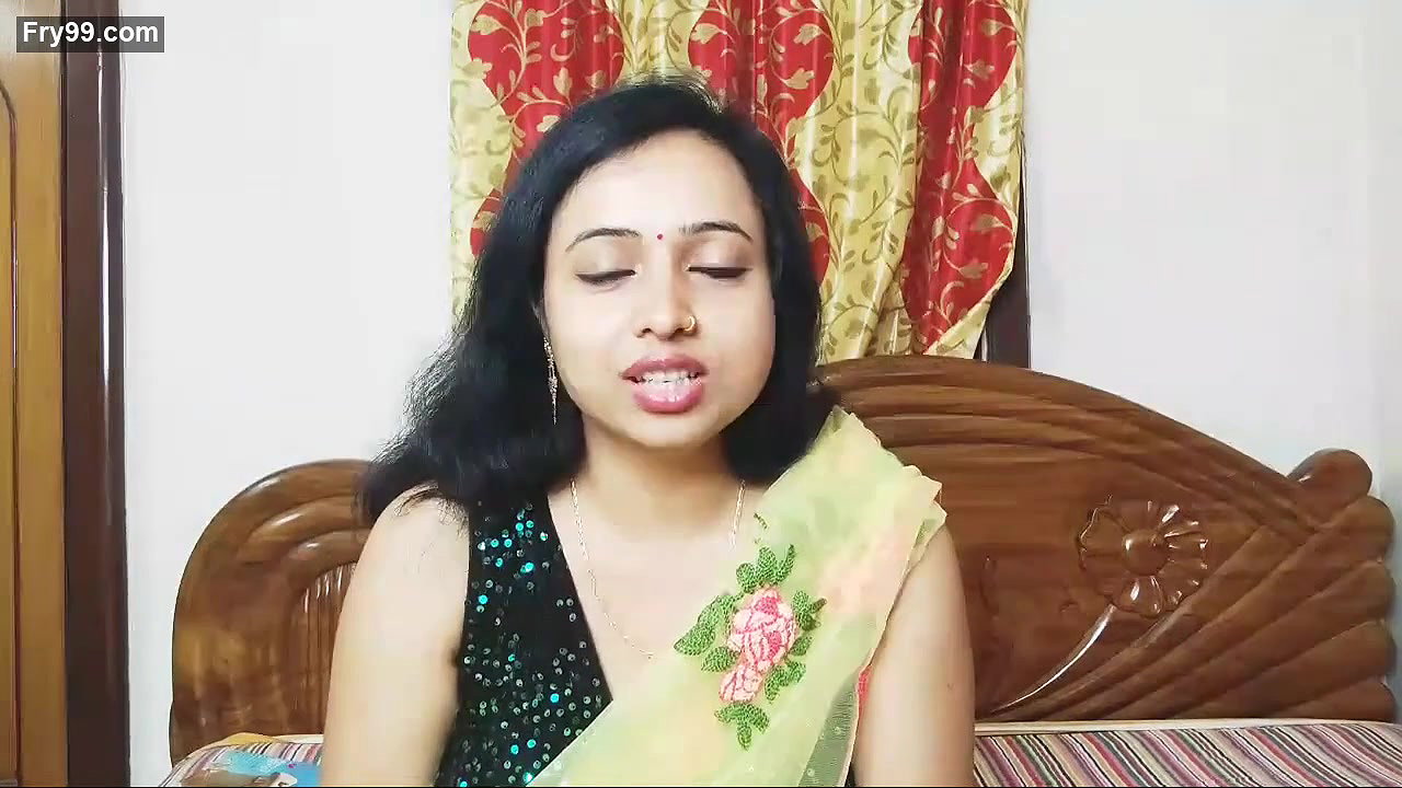Sumi Hot bengali vlogger Hot live video showing cleaavage
