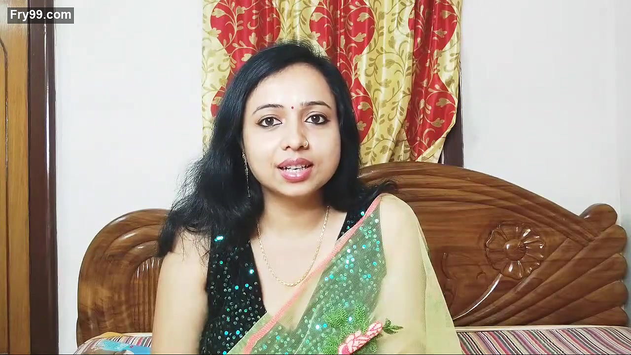 Sumi Hot bengali vlogger Hot live video showing cleaavage