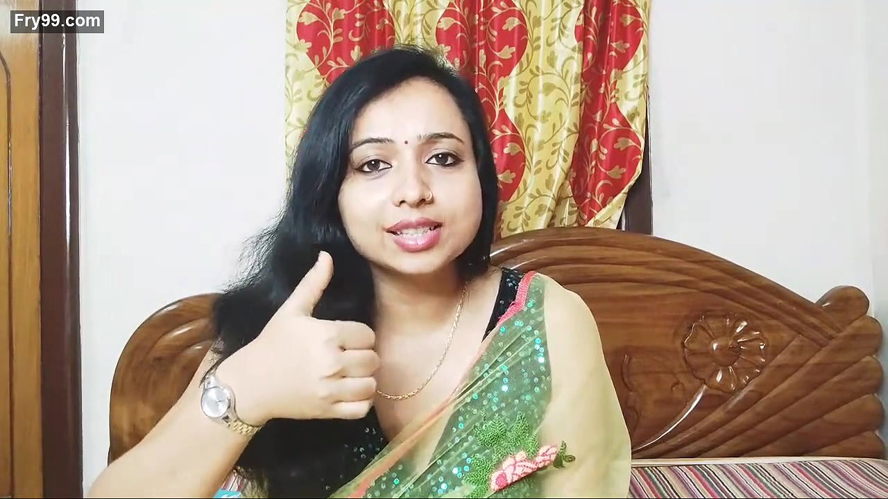 Sumi Hot bengali vlogger Hot live video showing cleaavage