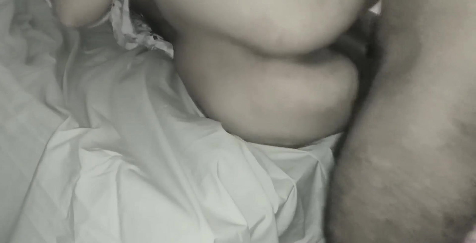 Bengali wife ki taang utha kr chudai kiya.