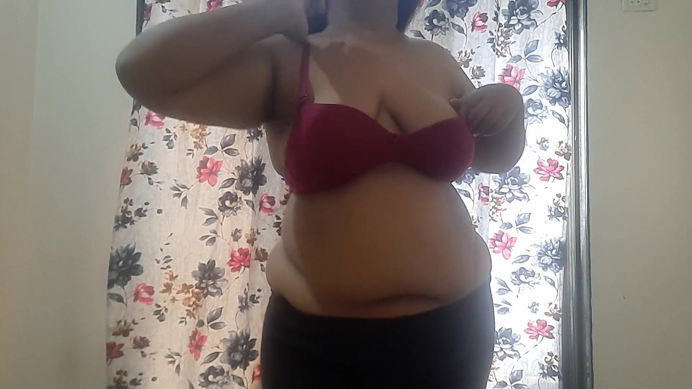 BHABHI’S NEW RED BRA GIFTED BY HER SEXY BOSS.