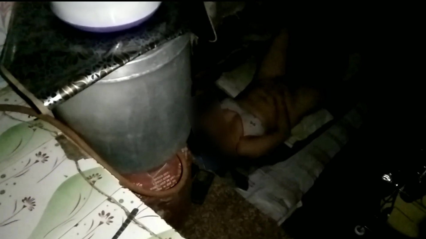 Bhai k sone k baad bhabhi ko dever ne bed se niche bula kr pela.