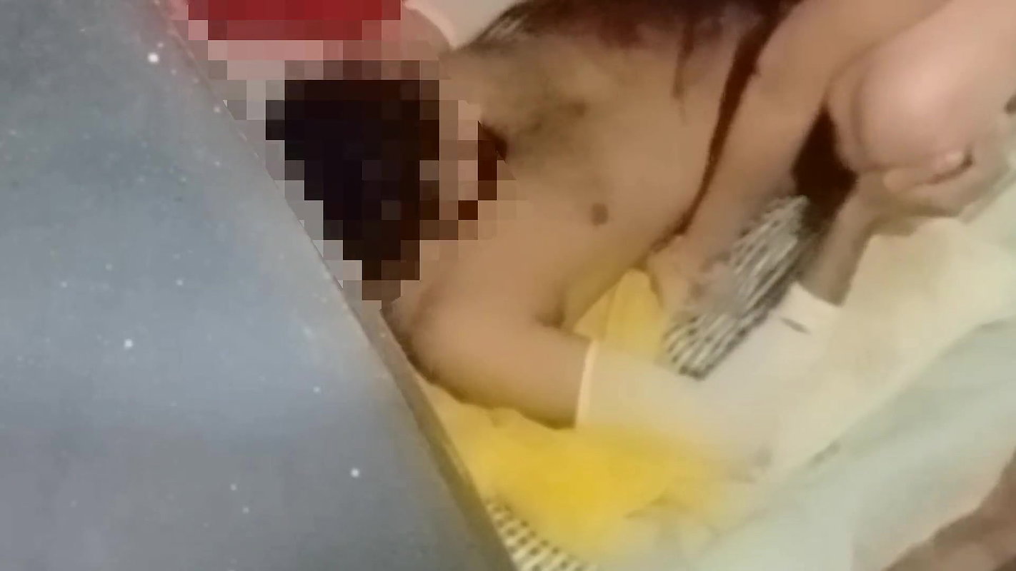 CHACHI ki CHIKNI CHUT ko Dba kr CHODA.