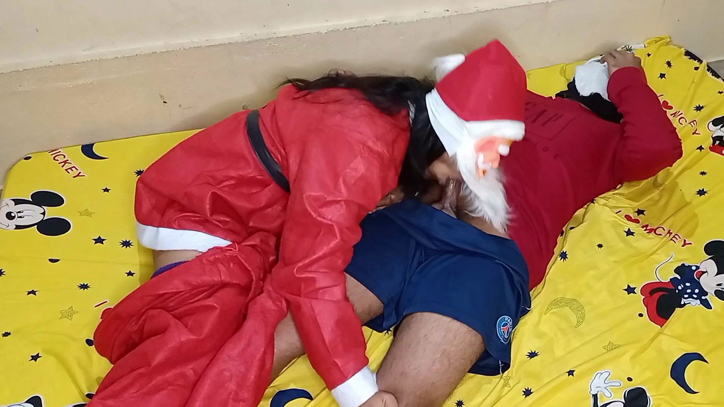 Christmas Ke Din Beti Ne Apne Sotele Baap Ko Pani Choot De Kar Surprised Kiya.