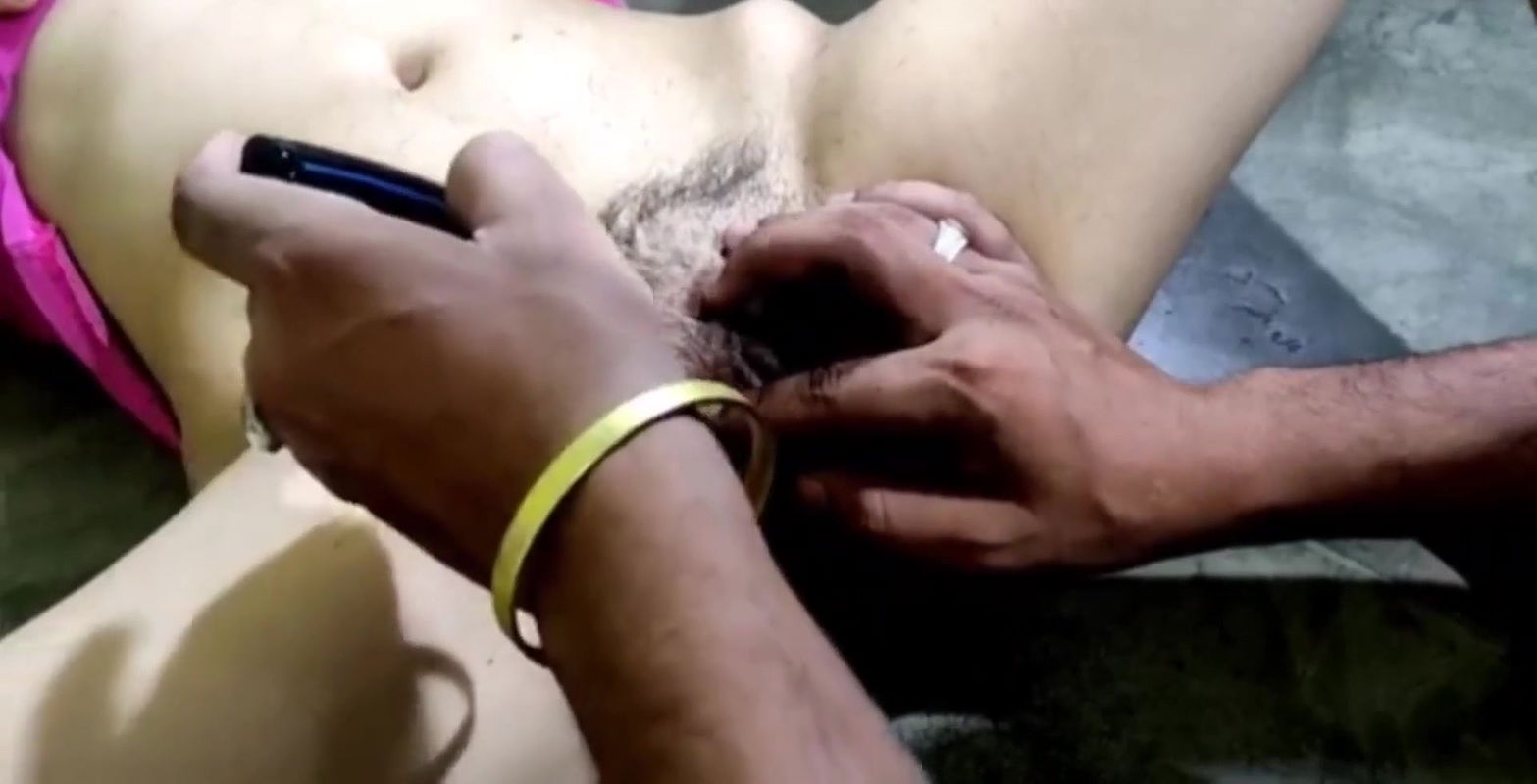 Chudai se pahale chut k baal trimmer se triming.