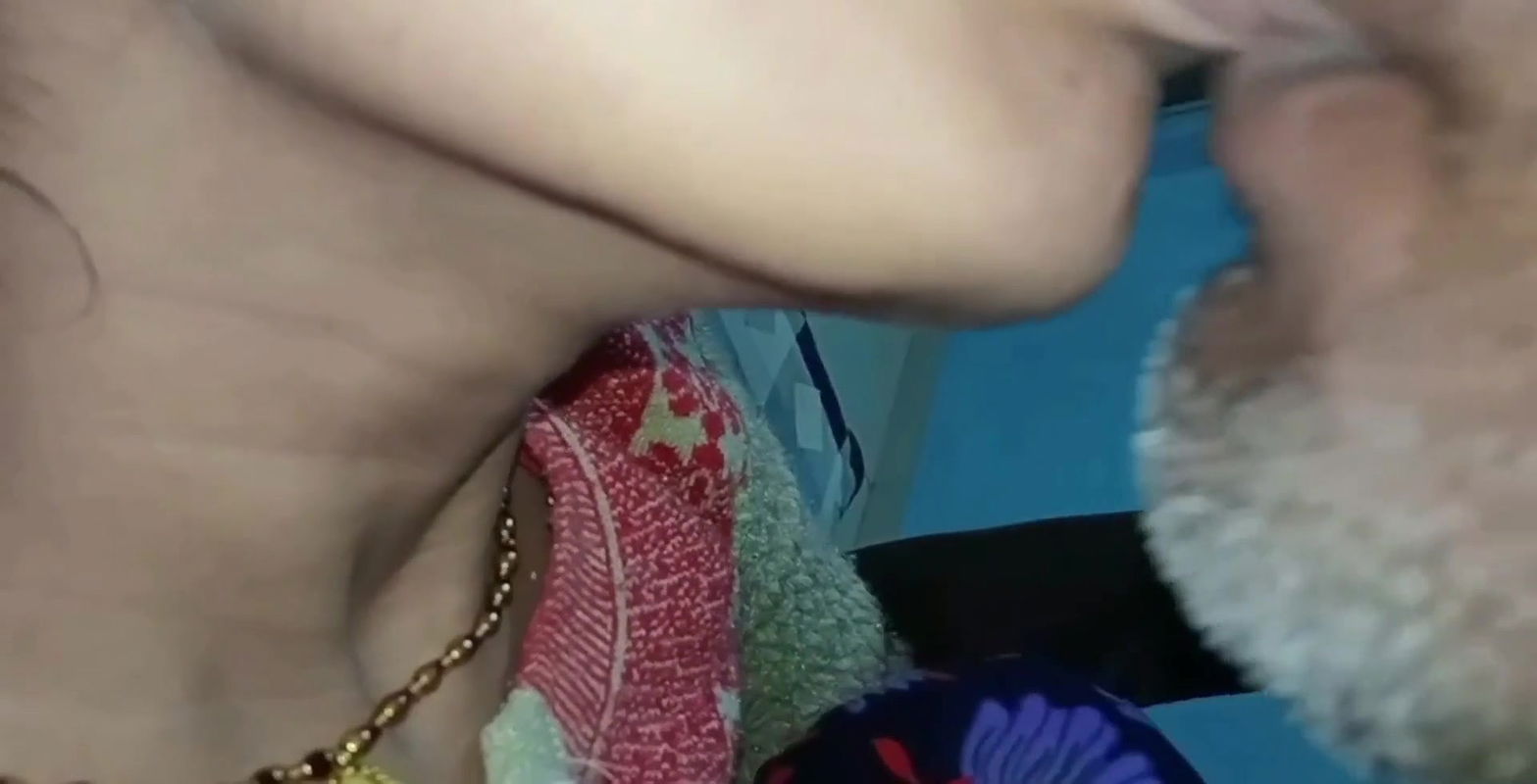 Desi bhabhi ne apane sasur ko raat me bulakar ache se chudai ki.