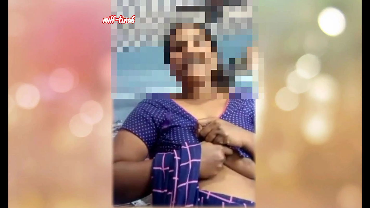 Desi bhabhi video call mein uski boyfriend ko boobs dikhayi enjoy kardi he.