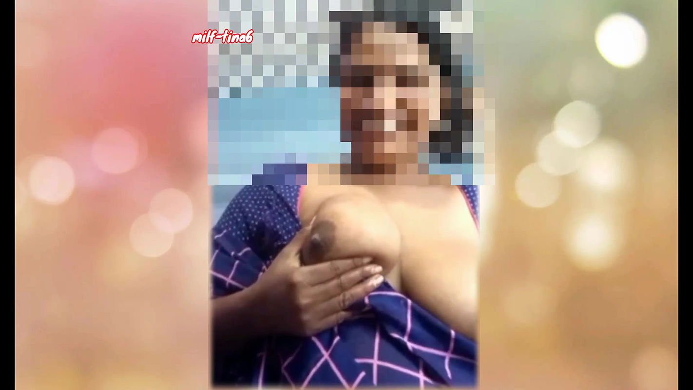 Desi bhabhi video call mein uski boyfriend ko boobs dikhayi enjoy kardi he.