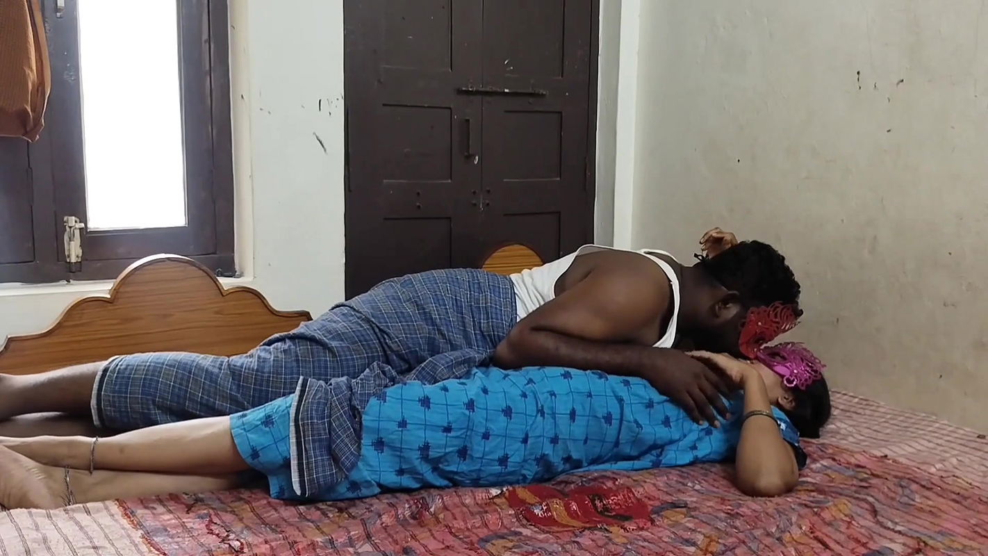 Desi bhabi very horny and take blowjob to hasbend friend.