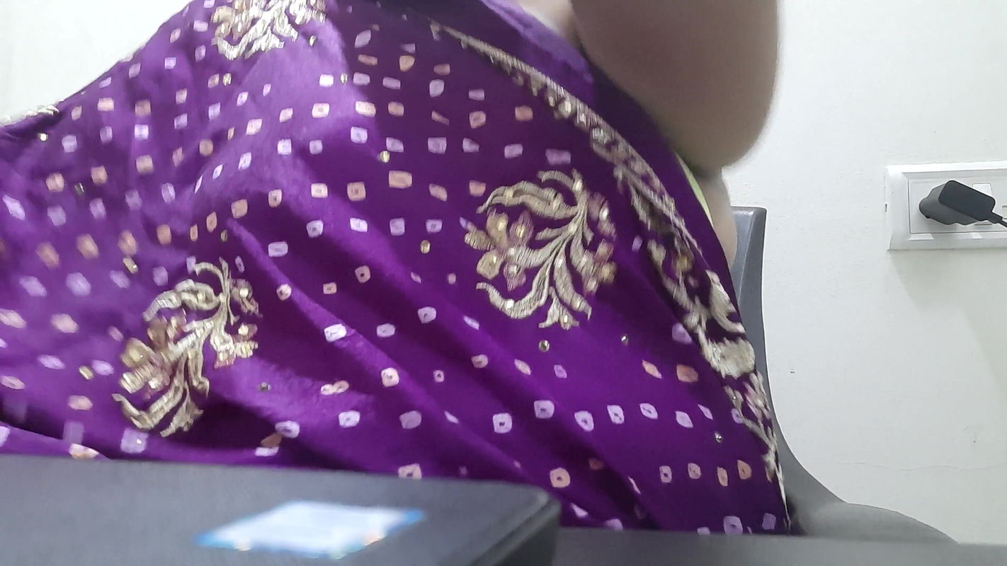 desi Indian horny girl does seducing saree stripping for her boyfriend on webcam….