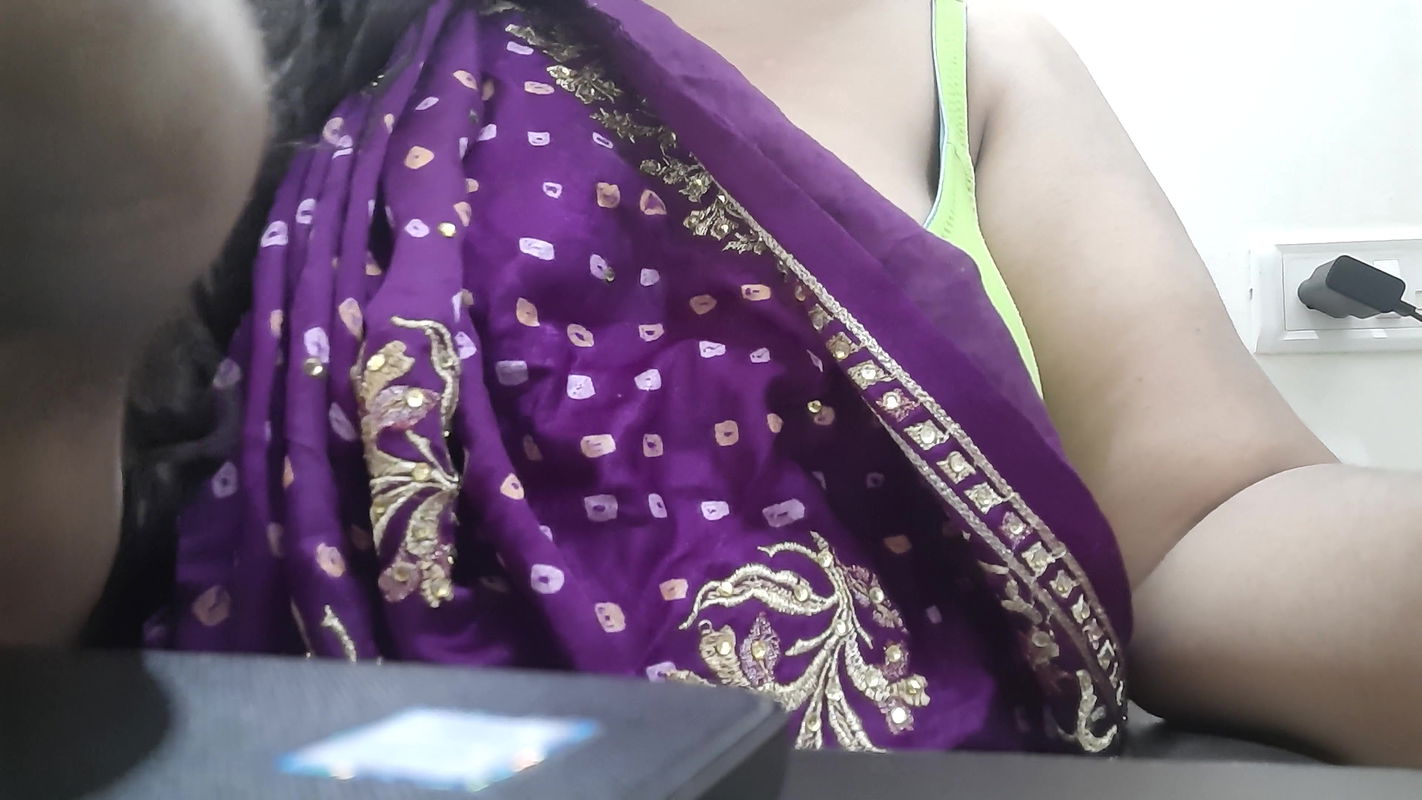 desi Indian horny girl does seducing saree stripping for her boyfriend on webcam….