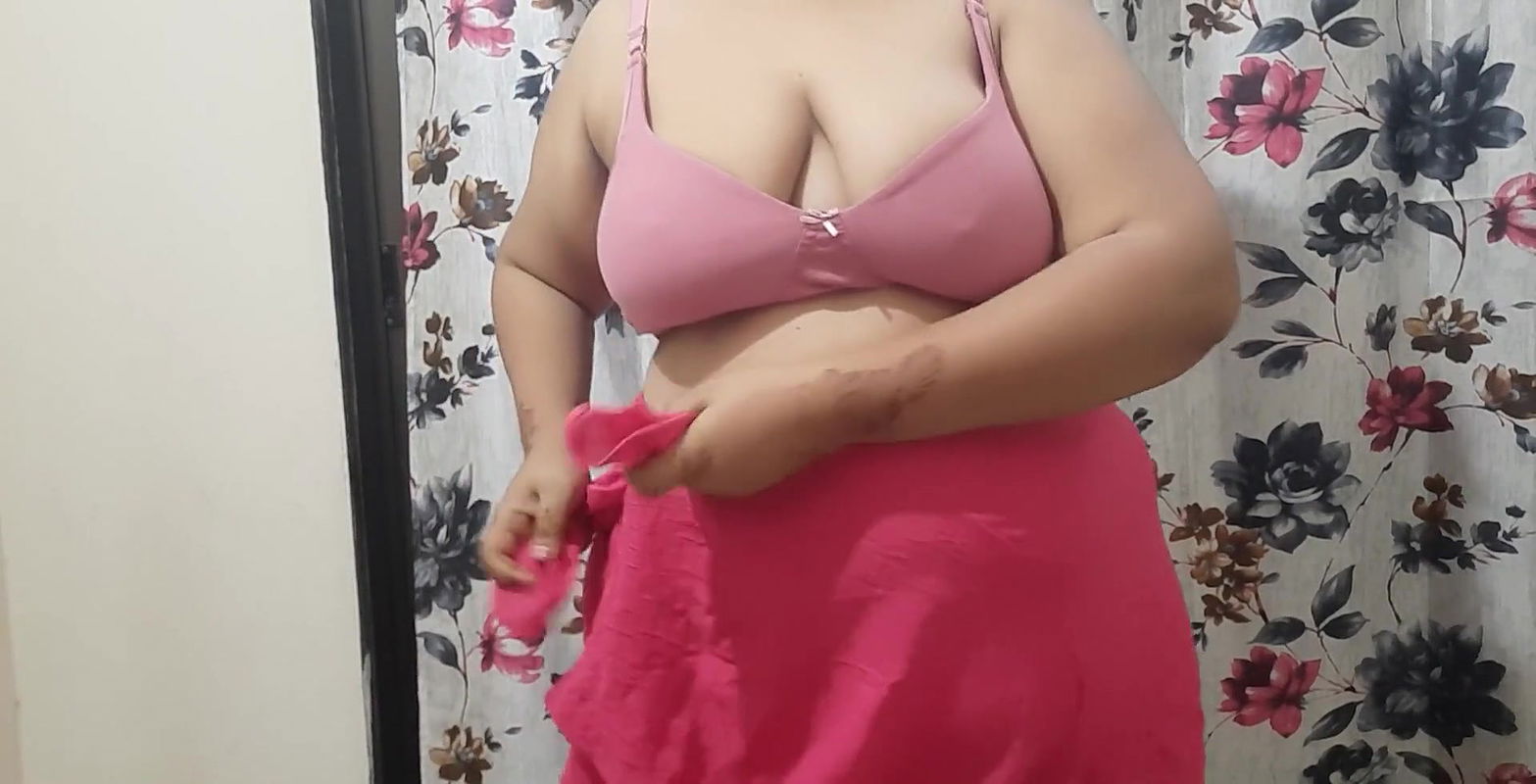 desi naughty bhabhi has big boobs.. will you suck and lick it.