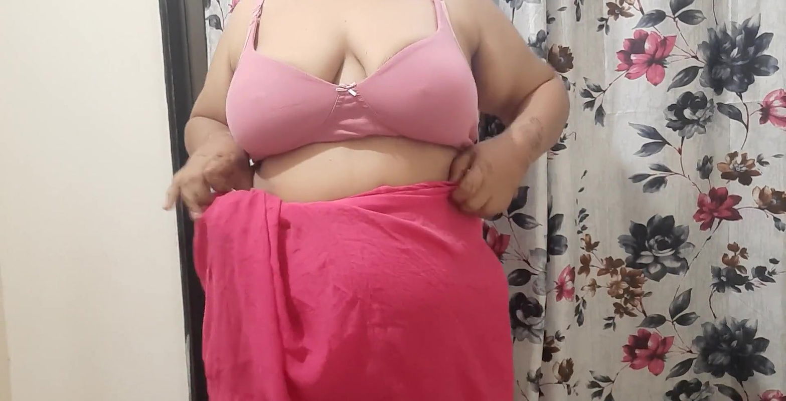 desi naughty bhabhi has big boobs.. will you suck and lick it.